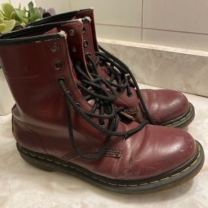DOC MARTENS VEGAN LEATHER